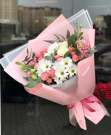 Букет цветов из: Розы, Лизиантусы и Хризантемы в Ильиногорске